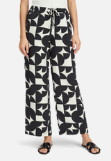 Schlupfhose mit Print / Modellfoto Vorderseite