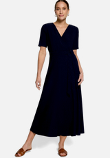 Jerseykleid mit Gürtel / Modellfoto Vorderseite (Outfit)