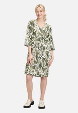 Sommerkleid mit Muster / Modellfoto Vorderseite (Outfit)