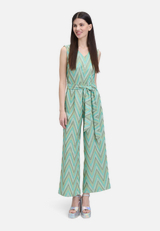 Jumpsuit mit Bindegürtel / Modellfoto Vorderseite