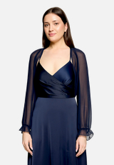 Bolero-Jacke mit gekräuseltem Ausschnitt / Modellfoto Vorderseite