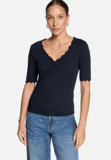 T-Shirt mit gerafftem Ausschnitt / Modellfoto Vorderseite