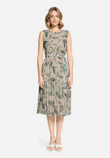 Chiffonkleid mit Plissee / Modellfoto Vorderseite