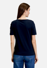 Basic Shirt mit Rundhalsausschnitt / Modellfoto Rückseite