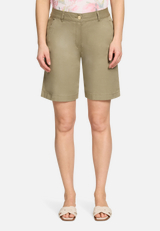 Sommerhose mit Eingrifftaschen / Modellfoto Vorderseite