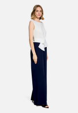 Jumpsuit mit weitem Bein / Modellfoto Vorderseite (Outfit)