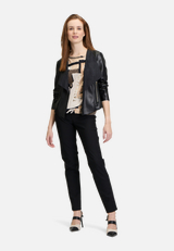 Blazer-Jacke ohne Verschluss / Modellfoto Vorderseite (Outfit)