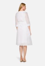 Hemdblusenkleid mit Bindegürtel / Modellfoto Rückseite