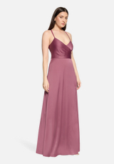 Abendkleid mit V-Ausschnitt / Modellfoto Vorderseite (Outfit)