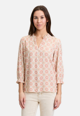 Casual-Bluse mit Raffung / Modellfoto Vorderseite