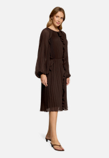 Chiffonkleid mit Rüschen / Modellfoto Vorderseite (Outfit)