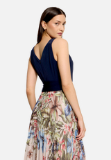 Abendkleid mit Plissee / Detailbild