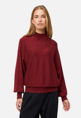 Feinstrickpullover mit Stehkragen / Modellfoto Vorderseite