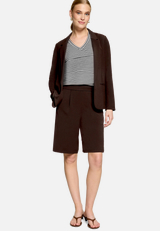 Bermuda-Shorts  mit Gürtel  / Modellfoto Vorderseite (Outfit)
