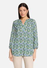 Casual-Bluse mit Muster / Modellfoto Vorderseite