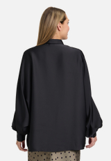 Satin-Bluse mit Kragen / Modellfoto Rückseite