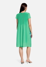 Plisseekleid kurzarm / Modellfoto Rückseite