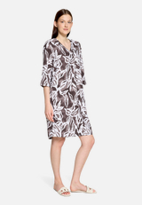 Sommerkleid mit Muster / Modellfoto Vorderseite (Outfit)