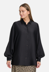 Satin-Bluse mit Kragen / Modellfoto Vorderseite