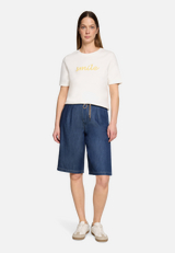 Bermuda mit Bindegürtel / Modellfoto Vorderseite (Outfit)