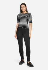 Slim Fit Jeans  mit Stretch Anteil Style Sunny  / Modellfoto Vorderseite (Outfit)