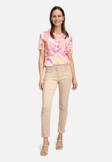 Basic Shirt mit Print / Modellfoto Vorderseite (Outfit)