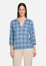 Casual-Bluse mit Muster / Modellfoto Vorderseite