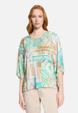 Oversize-Bluse mit Muster / Modellfoto Vorderseite