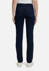 Basic-Jeans mit aufgesetzten Taschen / Modellfoto Rückseite