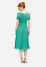 Cocktailkleid im Glitzer-Look / Modellfoto Rückseite