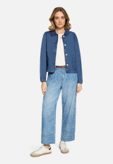 Jeansjacke mit aufgesetzten Taschen / Modellfoto Vorderseite (Outfit)
