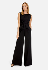 Jumpsuit mit weitem Bein / Modellfoto Vorderseite (Outfit)