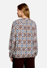 Casual-Bluse mit Muster / Modellfoto Rückseite