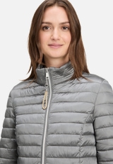 Steppjacke mit Reißverschlusstaschen / Detailbild