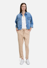 Schlupfhose mit Biesen / Modellfoto Vorderseite (Outfit)