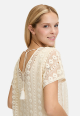Spitzenshirt mit überschnittenen Ärmeln / Detailbild