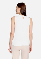 Blusenshirt mit Webbesatz / Modellfoto Rückseite