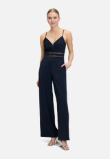 Jumpsuit mit Cut-Outs / Modellfoto Vorderseite