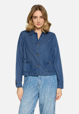 Jeansjacke mit aufgesetzten Taschen / Modellfoto Vorderseite