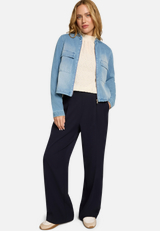 Bluse mit Lochmuster  / Modellfoto Vorderseite (Outfit)