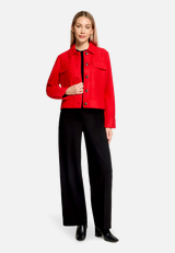 Blazer-Jacke mit aufgesetzten Taschen / Modellfoto Vorderseite (Outfit)