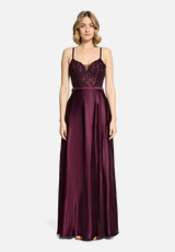 Abendkleid mit Stickerei / Modellfoto Vorderseite