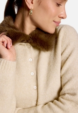 Strickjacke mit Kunstfellkragen / Detailbild