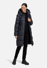 Daunen-Steppjacke mit Kapuze / Modellfoto Vorderseite (Outfit)