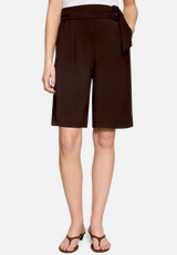 Bermuda-Shorts  mit Gürtel  / Modellfoto Vorderseite