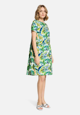Casual-Kleid mit Eingrifftaschen / Modellfoto Vorderseite (Outfit)