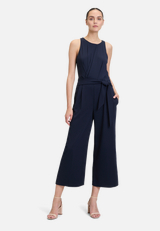 Jumpsuit mit Bindegürtel / Modellfoto Vorderseite