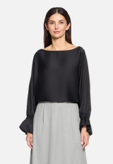 Satin-Bluse mit U-Boot-Ausschnitt / Modellfoto Vorderseite
