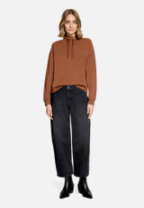 Sweatshirt mit Stehkragen / Modellfoto Vorderseite (Outfit)