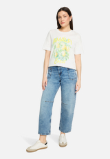 Used Look-Jeans mit Bindegürtel / Modellfoto Vorderseite (Outfit)